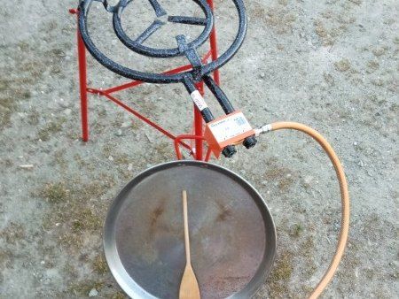 Le brûleur du kit paella, prêt à être allumé