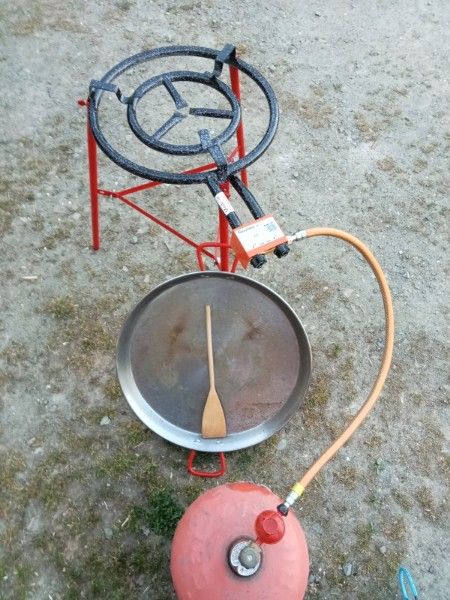 Le brûleur du kit paella, prêt à être allumé