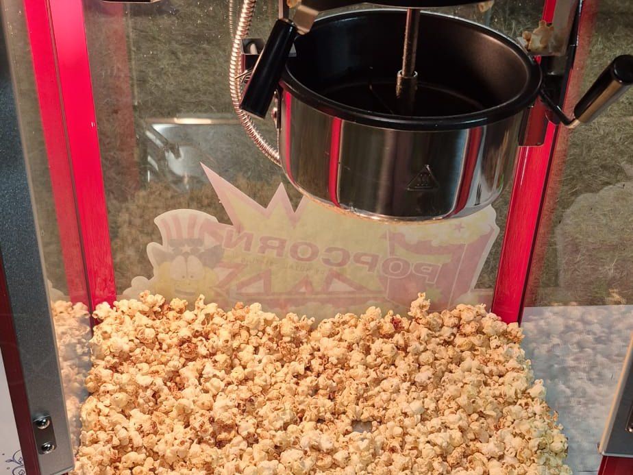 Gros plan sur le chaudron et le popcorn caramélisé dans la machine
